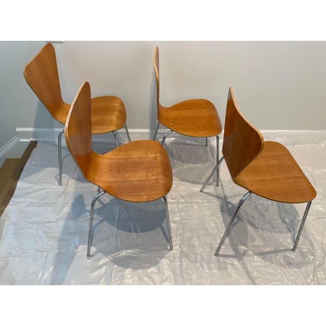 Arne Jacobsen 1970s Set of 4 Mid-Century Modern Chairs in the Style of Arne Jacobsen Series 7 For Sale - Image 4 of 12