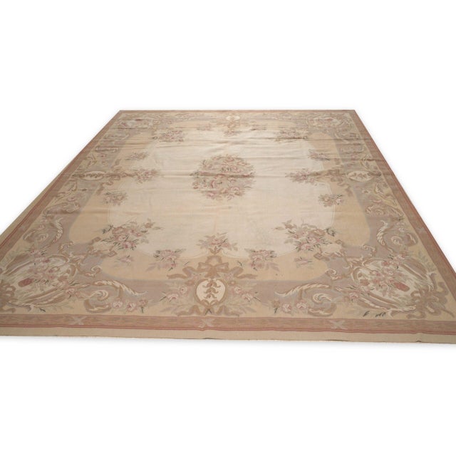 French 8x10 Vintage Aubusson Flat Weave Wool Rug, Beige Rose Bouquet For Sale - Image 3 of 14