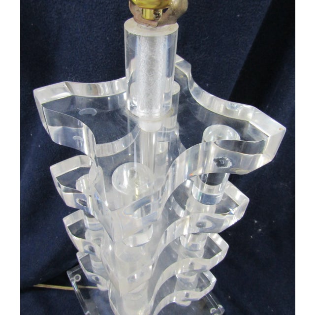 1950s Vintage Mid-Century Modern Stacked Lucite Acrylic Table Lamp For Sale - Image 5 of 11