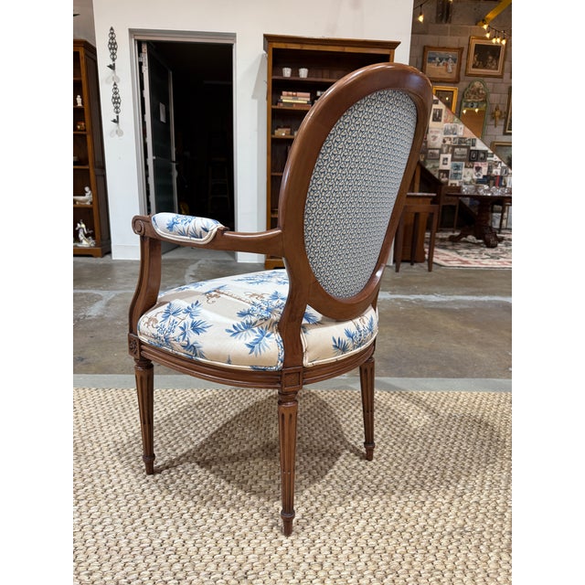 Early 19th Century Pair of Antique Louis XVI Style Fauteuils Carved Walnut Arm Chairs Blue Monkey Palm Toile For Sale - Image 5 of 7