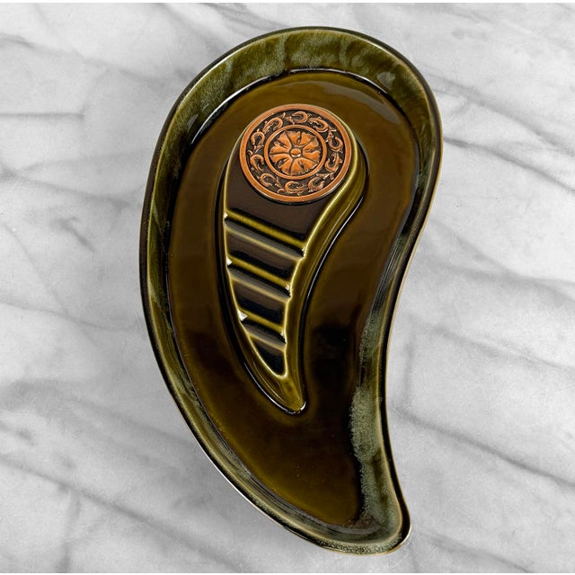 Mid-Century Olive Green Kidney Medallion Centerpiece Cigar Ashtray For Sale - Image 4 of 9