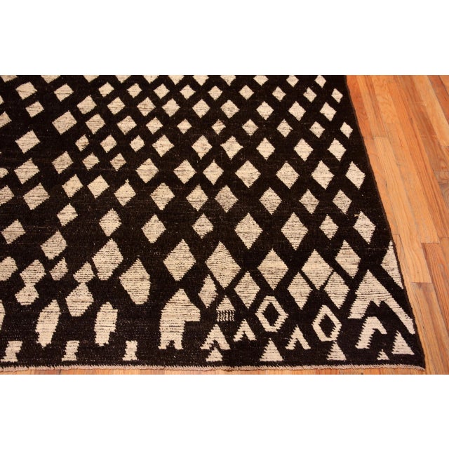 Early 21st Century Nazmiyal Collection Large Modern Medallion Area Rug For Sale - Image 5 of 7