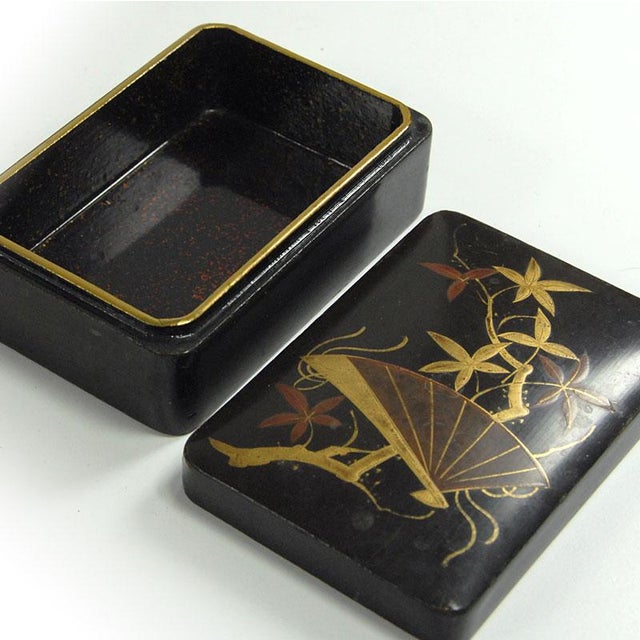 Small Japanese Hand-Painted Lacquered Lidded Box, 1900s For Sale - Image 3 of 10