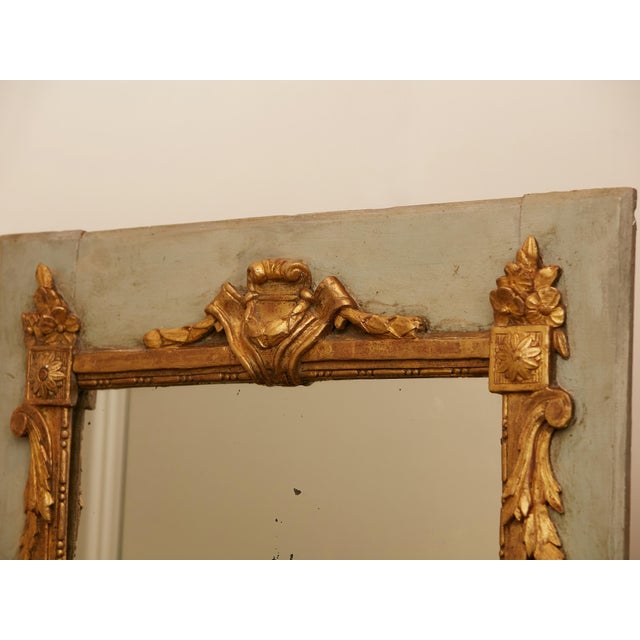 Early 19th Century French 1800s Painted and Carved Giltwood Mirror with Cartouche and Floral Motifs For Sale - Image 5 of 9