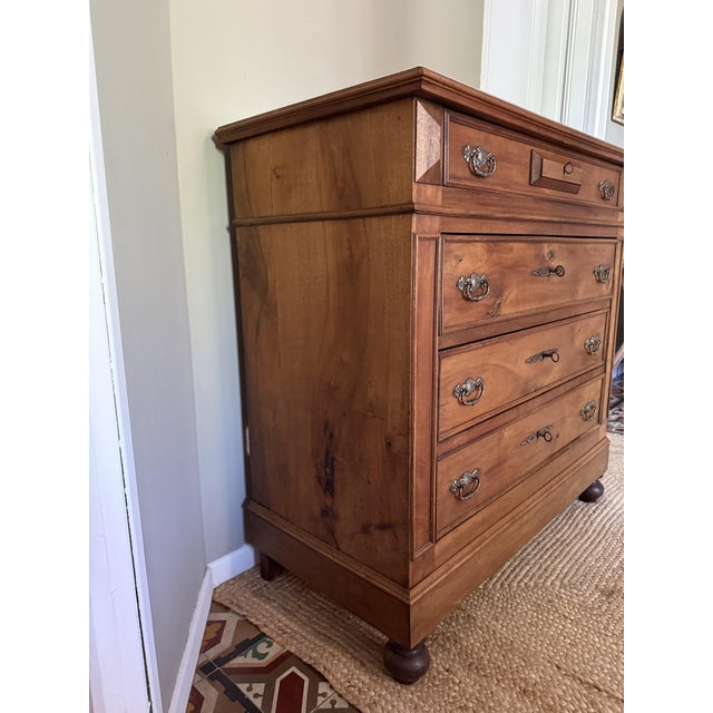Louis Philippe Commode in Walnut and White-Grey Marble, 19th Century For Sale - Image 15 of 18