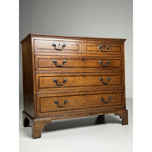 English Chest of Drawers in Oak For Sale - Image 3 of 18