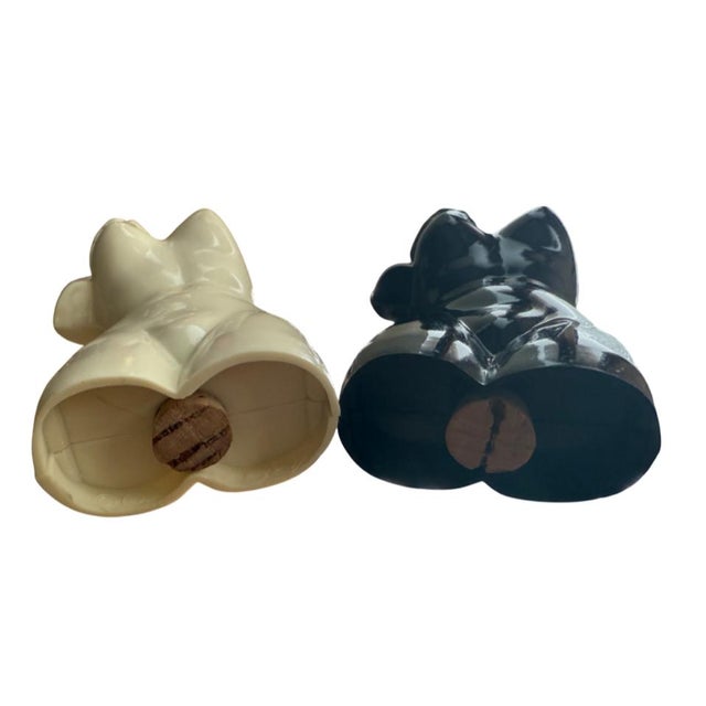 Figurative Vintage Venus De Milo Black & White Salt & Pepper Shakers- a Pair For Sale - Image 3 of 4