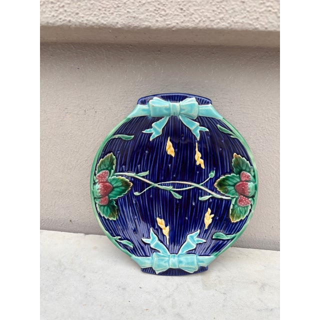 19th Century Small Majolica Strawberries Dish Wedgwood. 6.8 by 5.8 inches.
