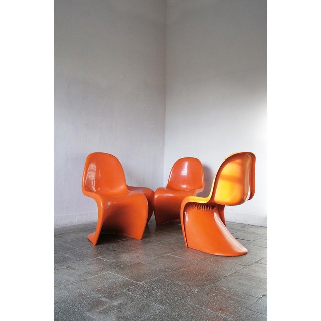 This Panton chair was manufactured by Verner Panton for Herman Miller / Felhbaum in 1971 and is made of S-shaped plastic....