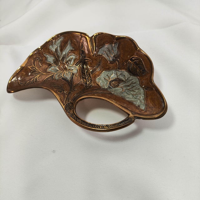 An elegant decorative Art Nouveau dish, made towards the end of the 19th century. This piece is distinguished by its...