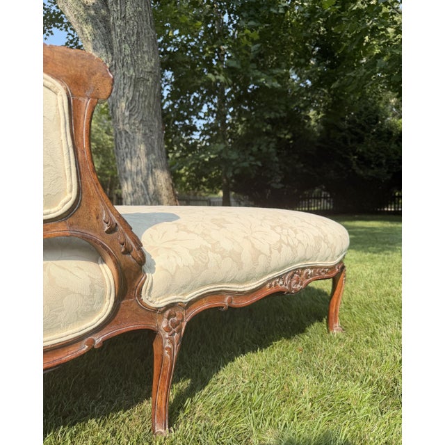 French Antique Carved Louis XV Style Chaise Lounge Upholstered in Ivory For Sale - Image 3 of 18