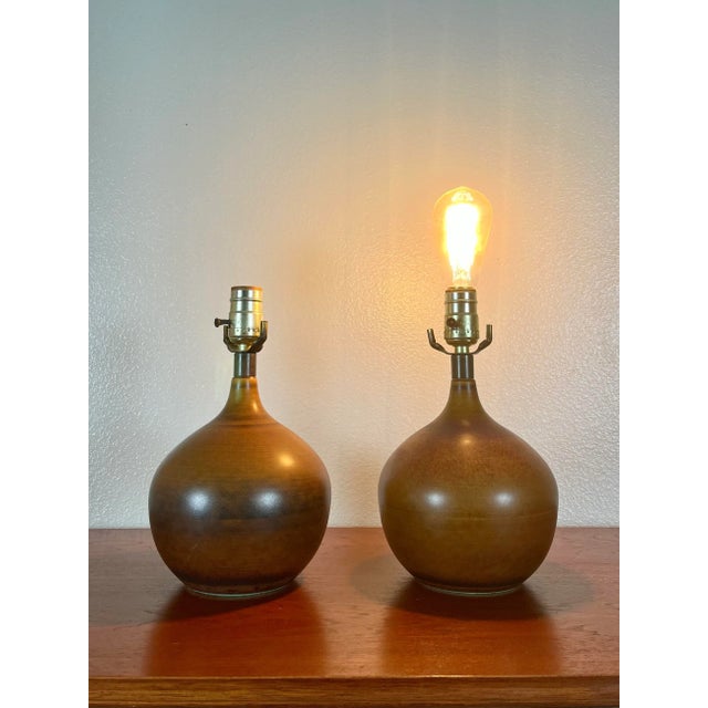 1950s Pair of Medium Brown Ceramic Bulb Table Lamps | by Lotte and Gunnar Bostlund For Sale - Image 5 of 11