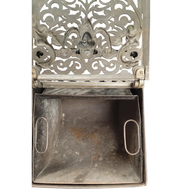 Antique Art Nouveau Brass & Tin Coal Scuttle Box W/ Lion Feet & Scoop c.1900 For Sale - Image 13 of 18