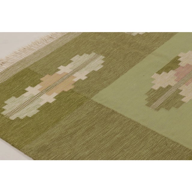 1950s Signed Vintage Swedish Kilim by Ingegerd Silow in Green & Beige - Rug & Kilim For Sale - Image 5 of 10