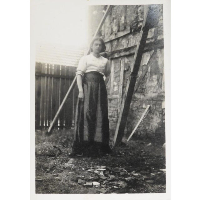 Marcel bascoulard (1913-1978) portrait de l'artiste travesti en femme, en robe, debout près d'un pan de mur en colombage...