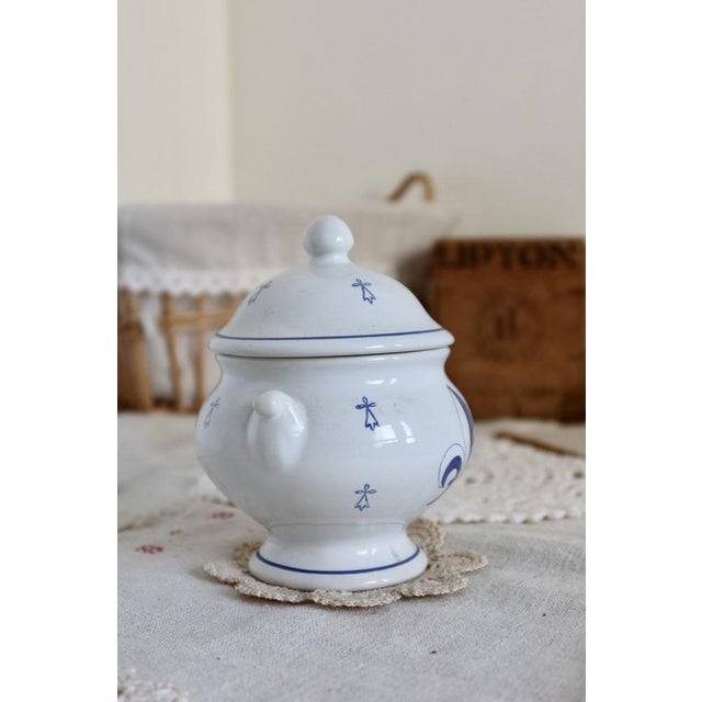 1970s Vintage Pornic Candy Box with Handpainted Fleur De Lys Pattern, 1970s For Sale - Image 5 of 8