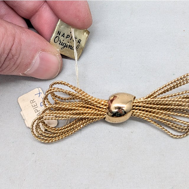 1950s Vintage Signed Napier Goldtone Wire Bow Brooch For Sale - Image 5 of 8