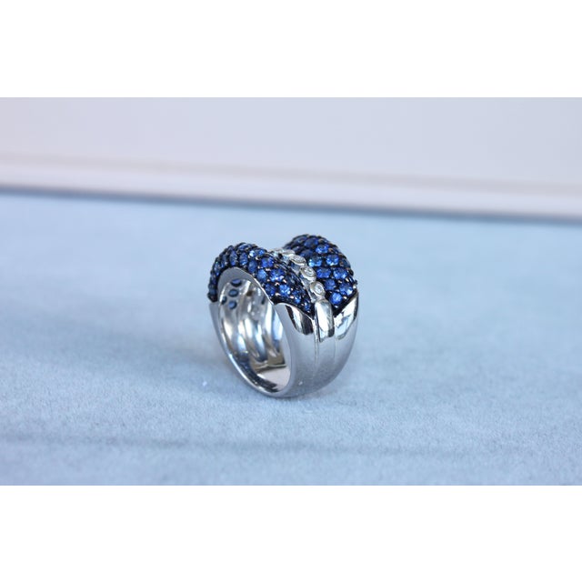 Blue Round Diamond Bezel Set Blue Sapphire Pave Set 18 Karat White Gold Unique Ring, Size 7 For Sale - Image 8 of 14