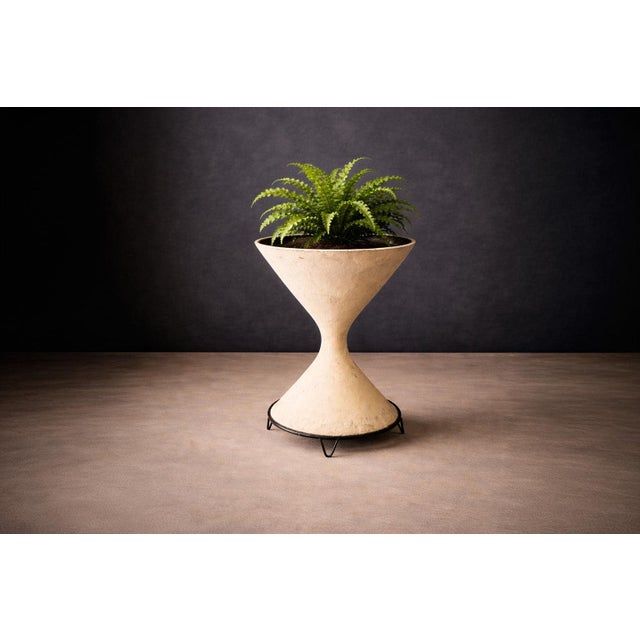 This iconic hourglass planter by Swiss designer Willy Guhl is crafted from durable fiber cement, a material celebrated for...