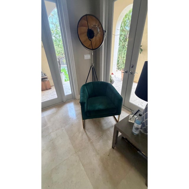 Design: It features a mid-century retro glam profile with a curved barrel backrest, subtle vertical channel tufting, and a...