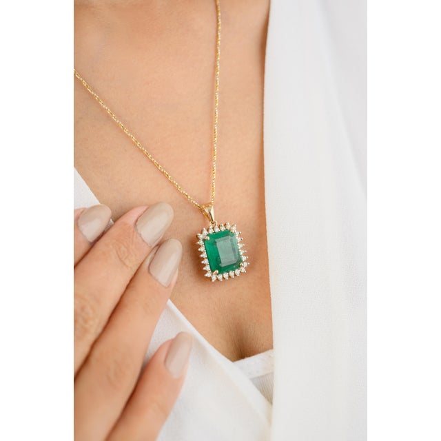 6.04 Cts Large Emerald & Halo Diamond Bold Pendant For Sale In New York - Image 6 of 11