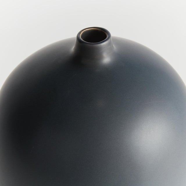 Modern Mallie Vase Medium For Sale - Image 3 of 4