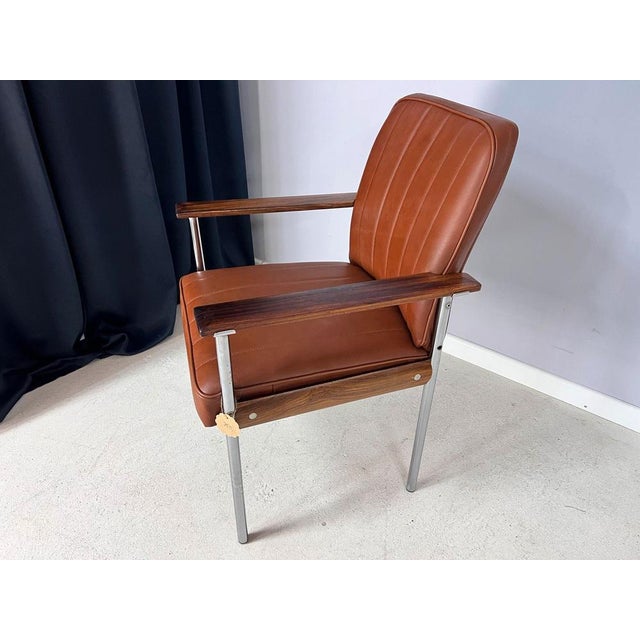 This classic by Sven Ivar Dysthe is a real eye-catcher with its rosewood armrests. The chrome frame and wood have been...