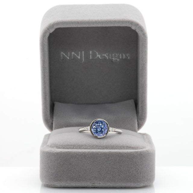 Modern 1.9Ct Tanzanite Ring With Natural Diamonds Accents: Solid 14k Gold, Size 6.75 For Sale - Image 3 of 8