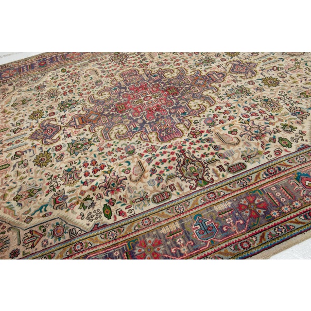 1960s Beige Persian Shiraz Handmade Wool Rug With Allover Floral Motif For Sale - Image 5 of 8