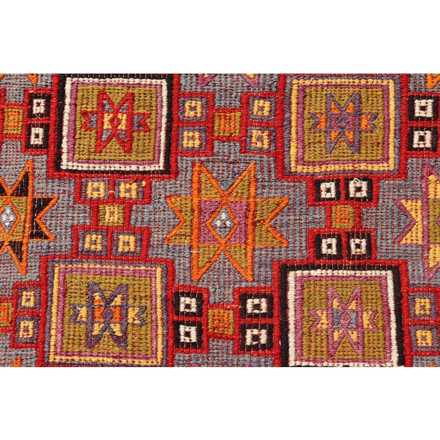 Measures: 6'5 x 9'0 This vintage Turkish Kilim rug is a striking representation of traditional Anatolian craftsmanship,...