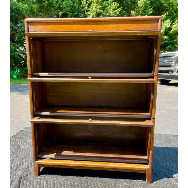 Early 19th Century Antique Barrister Bookcase in Quarter-Sawn Oak Attributed to the Gunn Furniture Company For Sale - Image 5 of 12