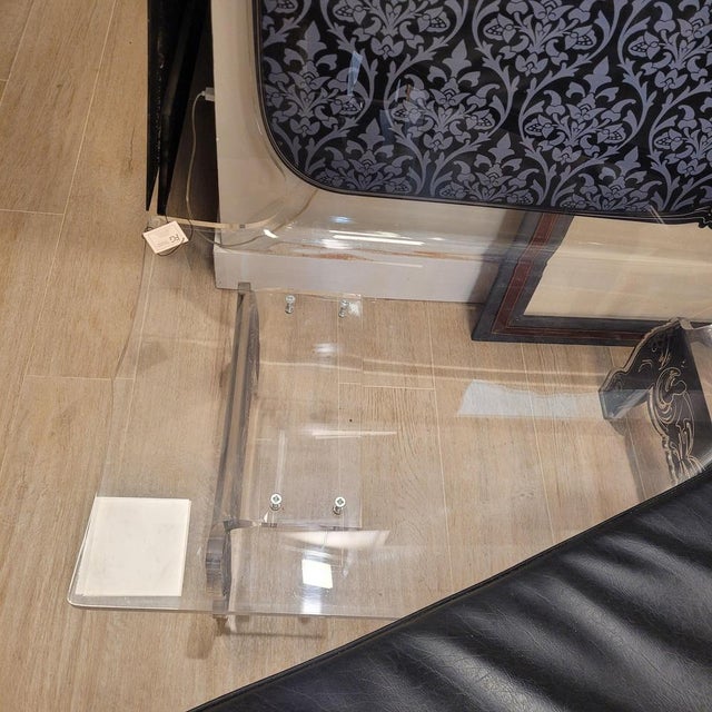 French Acrila Sofa in Fiberglass For Sale - Image 13 of 18