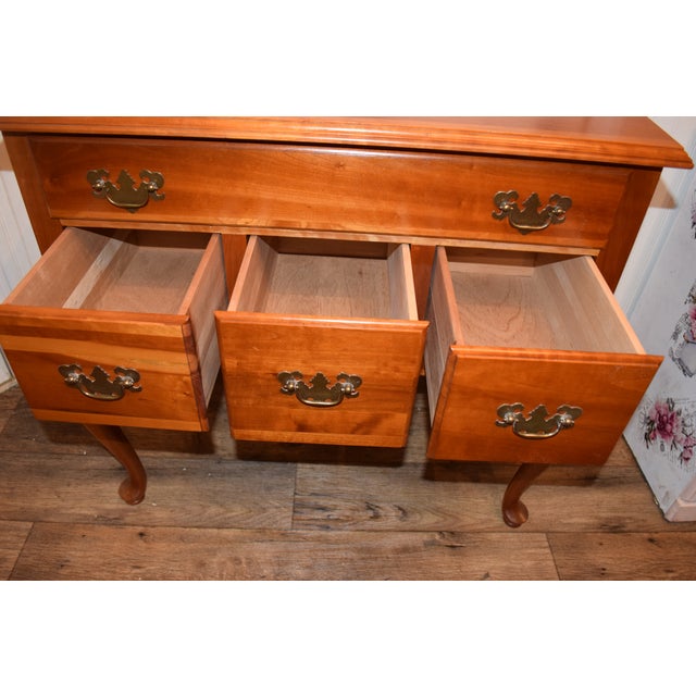 1950s Solid Wood Queen Anne Lowboy by Emperor Clock Company For Sale In Orlando - Image 6 of 6