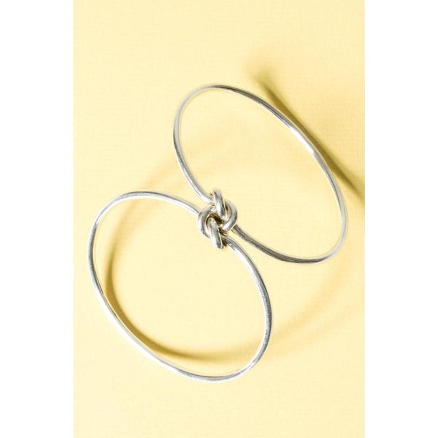 Mid-Century Modern Love Knot Bangle from Kaunis Koru, 1976 For Sale - Image 4 of 7