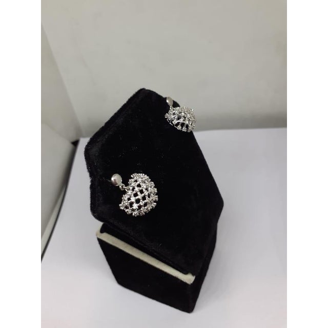 Early 21st Century Natural Diamond Earring with 0.70 Carat Diamond in 18k Gold For Sale - Image 5 of 6