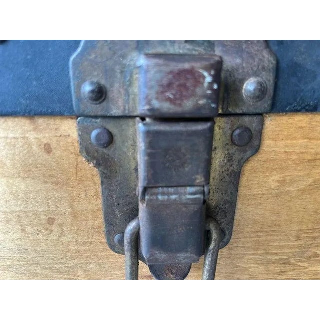 19thc Steamer Trunk / Coffee Table Trunk For Sale In Los Angeles - Image 6 of 8