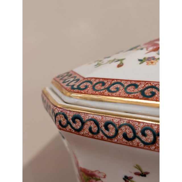 Late 20th Century Pair of Chinese Porcelain Potpourri Jars With Lids For Sale - Image 5 of 10