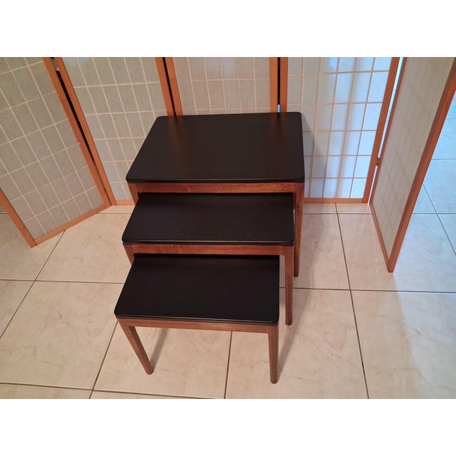 Brown 1960s Set of 3 Nesting Tables - Mid-Century Modern Nesting Tables in a Set of Three. This Set Has Warm-Toned Wood Frames With Black Finished Tops For Sale - Image 8 of 9
