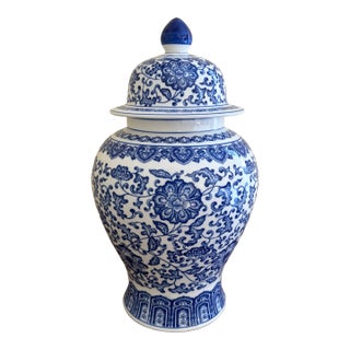 Chinoiserie Blue and White Porcelain Ginger Jar For Sale