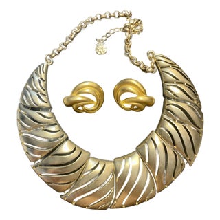 MCM Jewelry Marriage Hollywood Golden Age Matte Gold Collar Necklace and Earrrigs. For Sale
