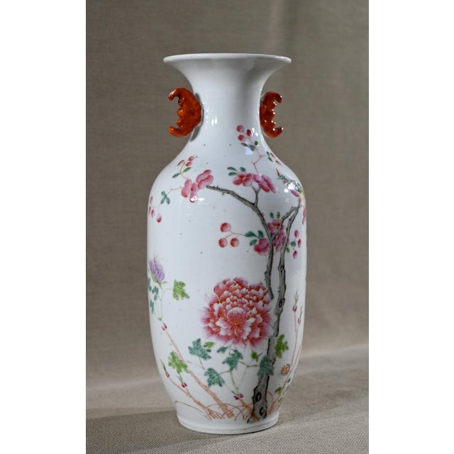 Pansu vase in China porcelain, with closed shape, with reduced mouth, flared lip and flat seat. This vase has a polychrome...