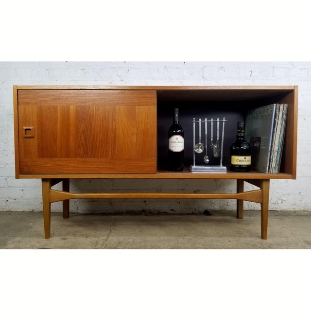 1970s Danish Modern Mid Century Compact Credenza Buffet Bar Cabinet For Sale In Chicago - Image 6 of 11