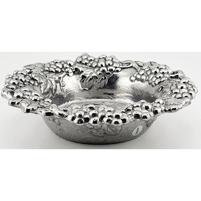 This is a vintage 1995 Arthur Court aluminum grape cluster wine bottle coaster. It features an intricate grapevine and...