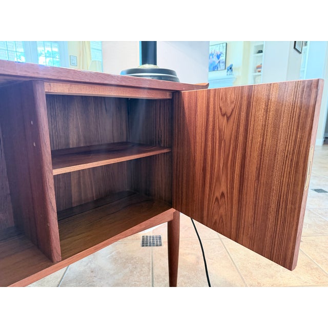 Authentic Svend Åge Madsen "Model 20" Floating-Top Teak Executive Desk for h.p. Hansen For Sale - Image 10 of 12