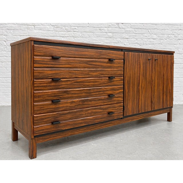 Mid Century Modern Long Dresser / Credenza by American of Martinsville, C. 1960's For Sale In New York - Image 6 of 9