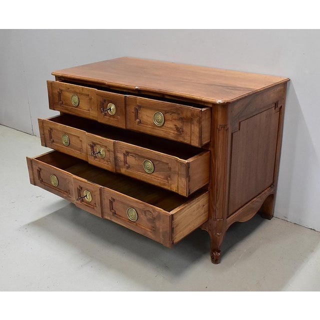 Louis XV / Louis XVI Transition Chest of Drawers in Solid Blonde Walnut, 18th Century For Sale - Image 4 of 18