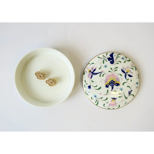 Ceramic English Blue and White Porcelain Round Jewelry or Trinket Box For Sale - Image 7 of 12