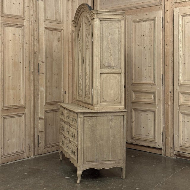 18th Century Country French Louis XV Liegeois Stripped Oak Commode a Deux Corps For Sale - Image 13 of 18