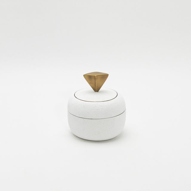 Kifu Paris Set of 2 Round Boxes in White Shagreen With Bronze Patina Brass Knob by Kifu Paris For Sale - Image 4 of 8