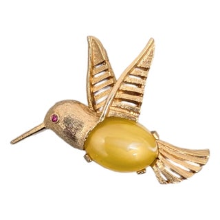 Vintage 1960s Signed Napier Goldtone Yellow Cabochon Hummingbird Brooch For Sale